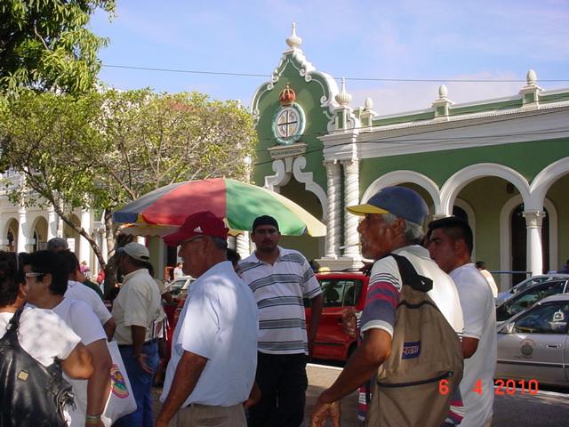 Palacio Municipal asediado por taxistas inconformes por emision de 60 nuevas placas